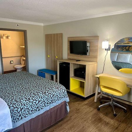Days Inn By Wyndham Houston East Esterno foto