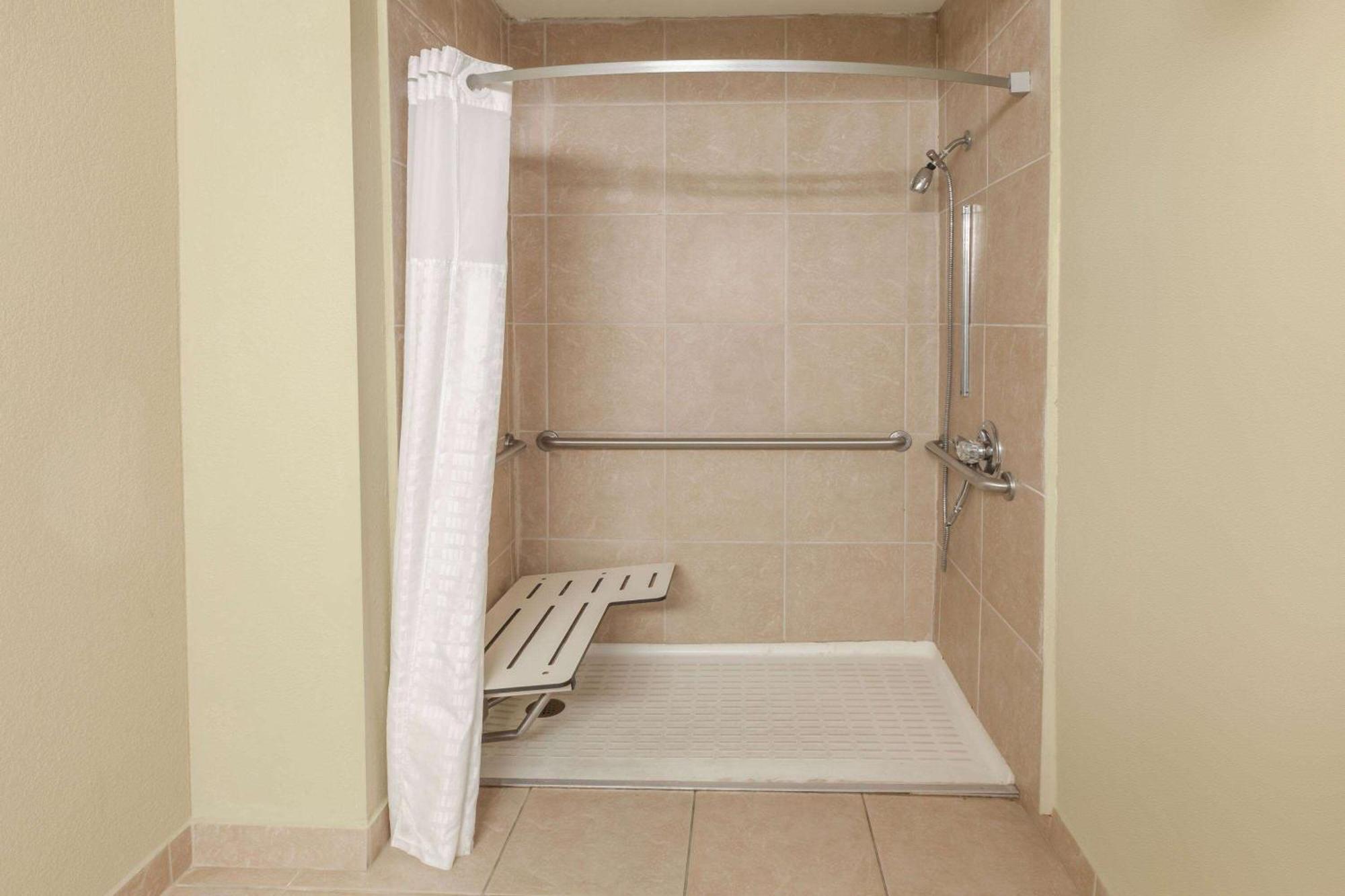 Days Inn By Wyndham Houston East Esterno foto
