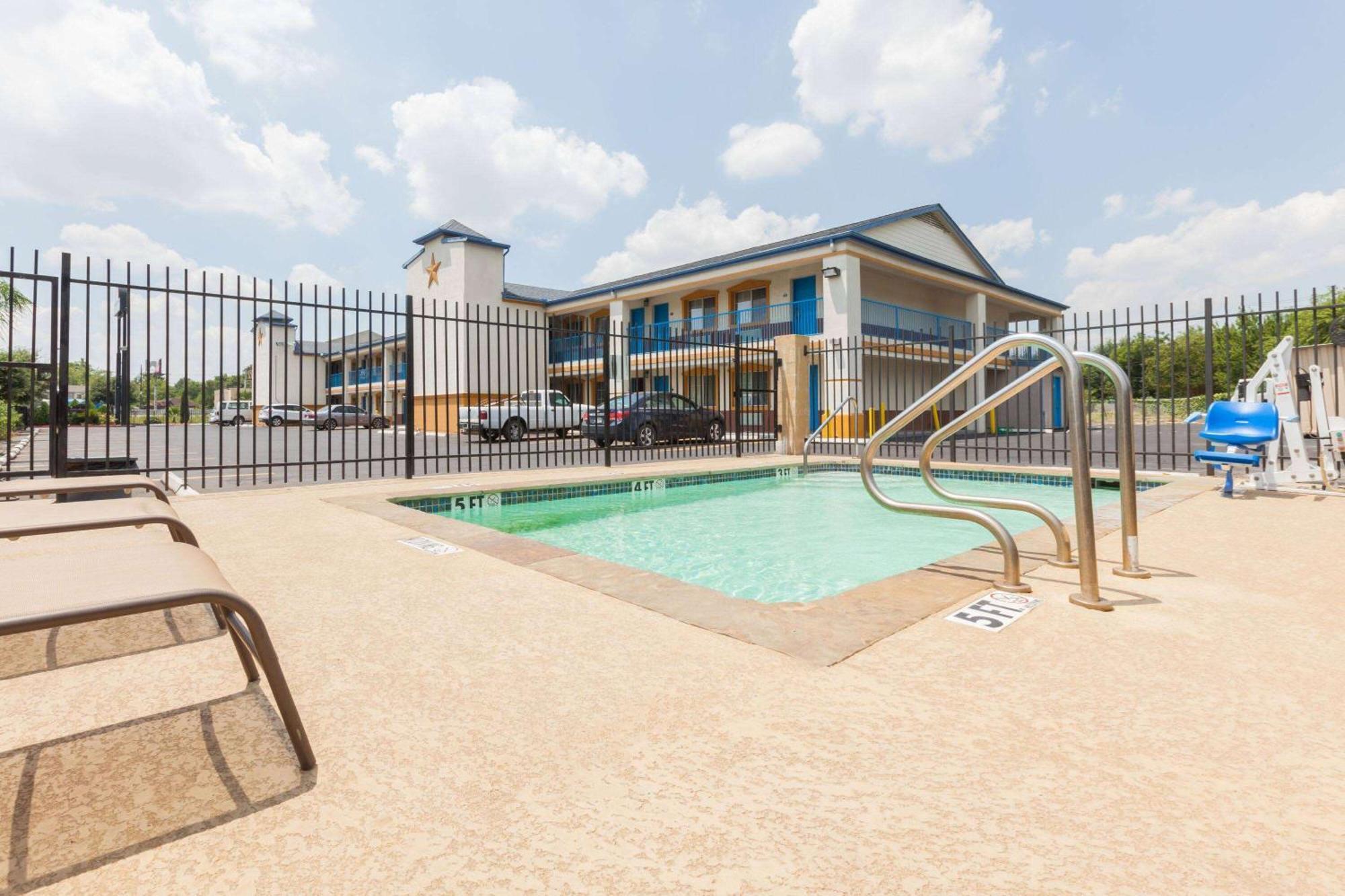 Days Inn By Wyndham Houston East Esterno foto