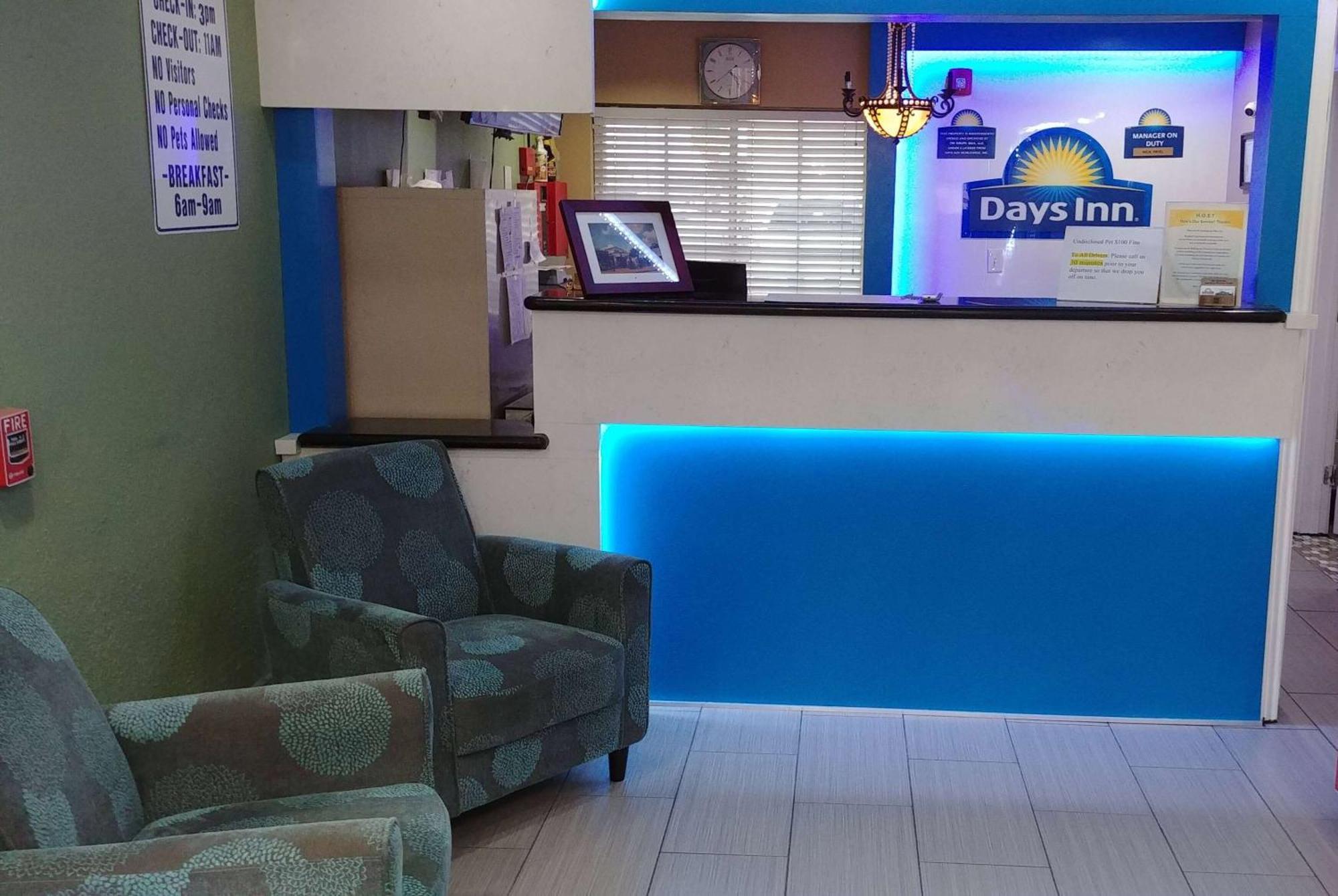 Days Inn By Wyndham Houston East Esterno foto