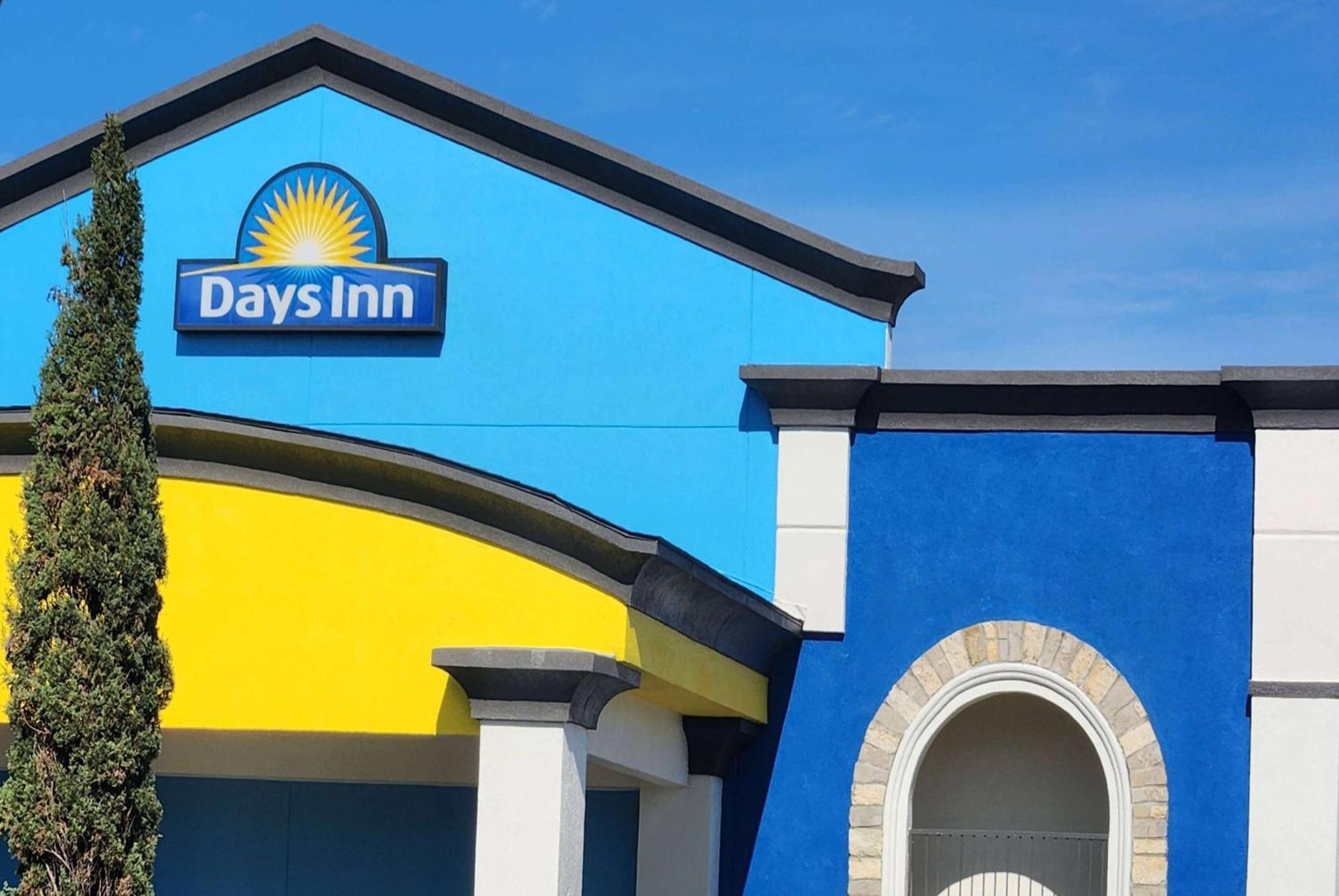 Days Inn By Wyndham Houston East Esterno foto