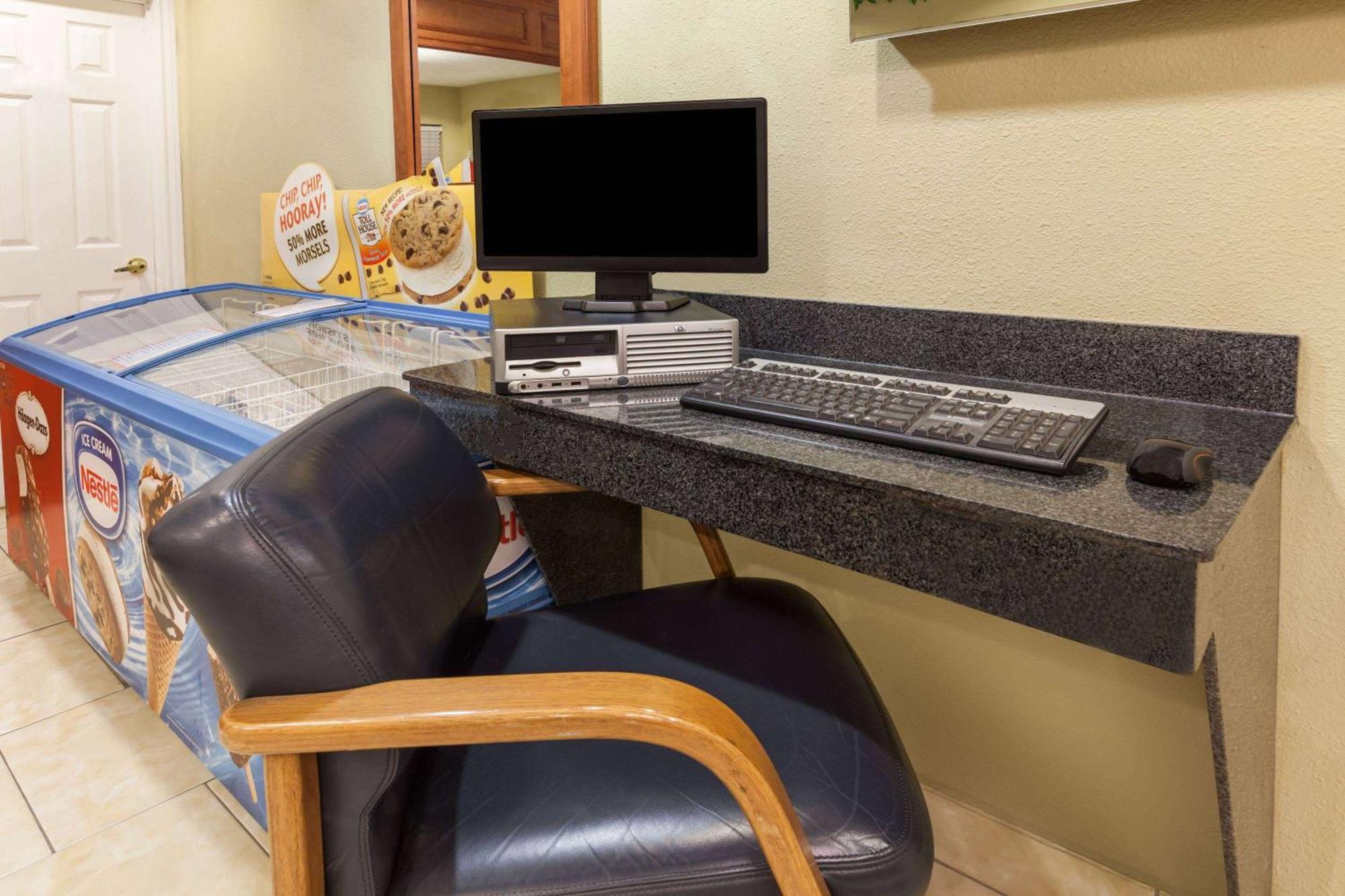 Days Inn By Wyndham Houston East Esterno foto
