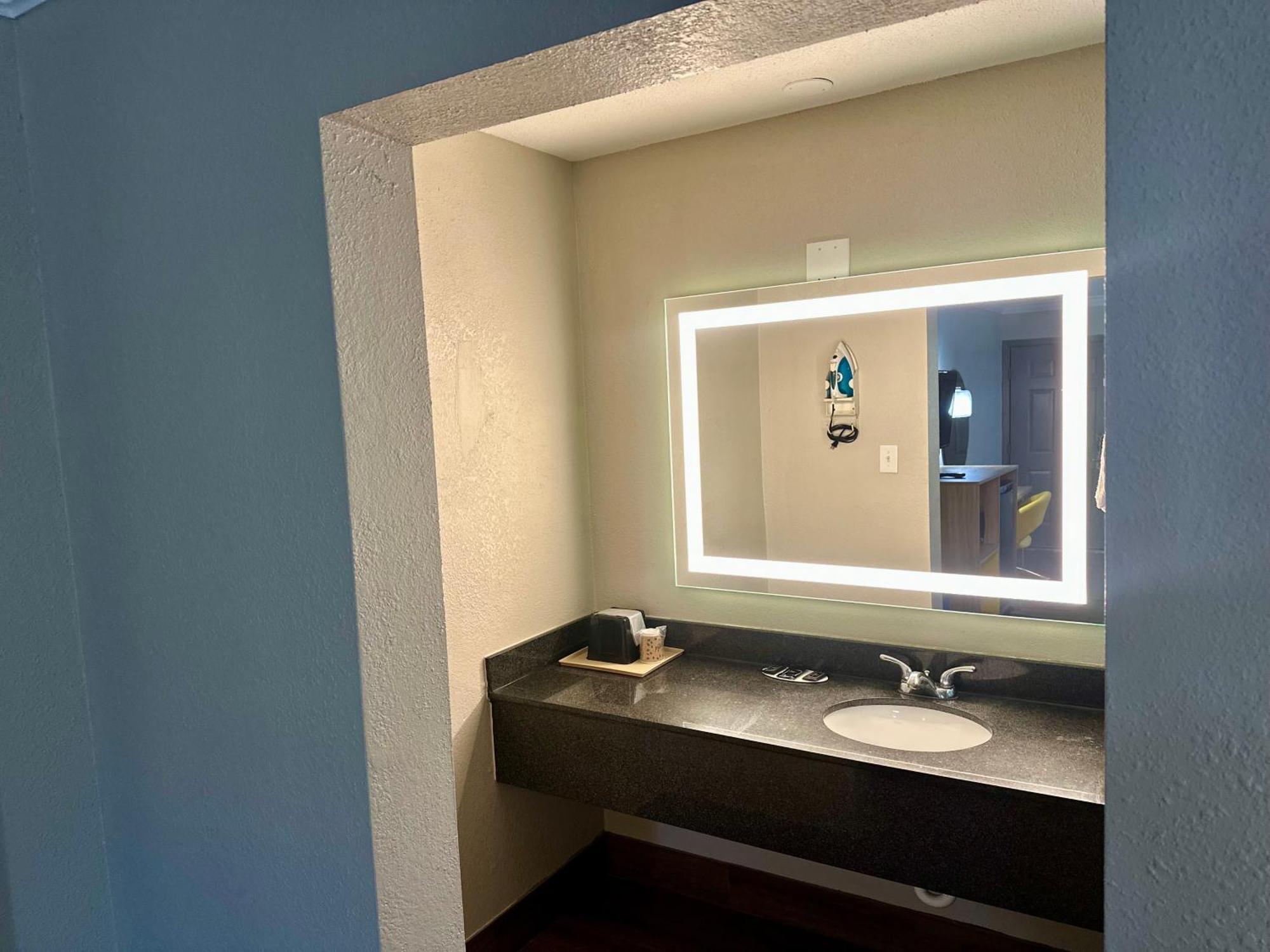 Days Inn By Wyndham Houston East Esterno foto