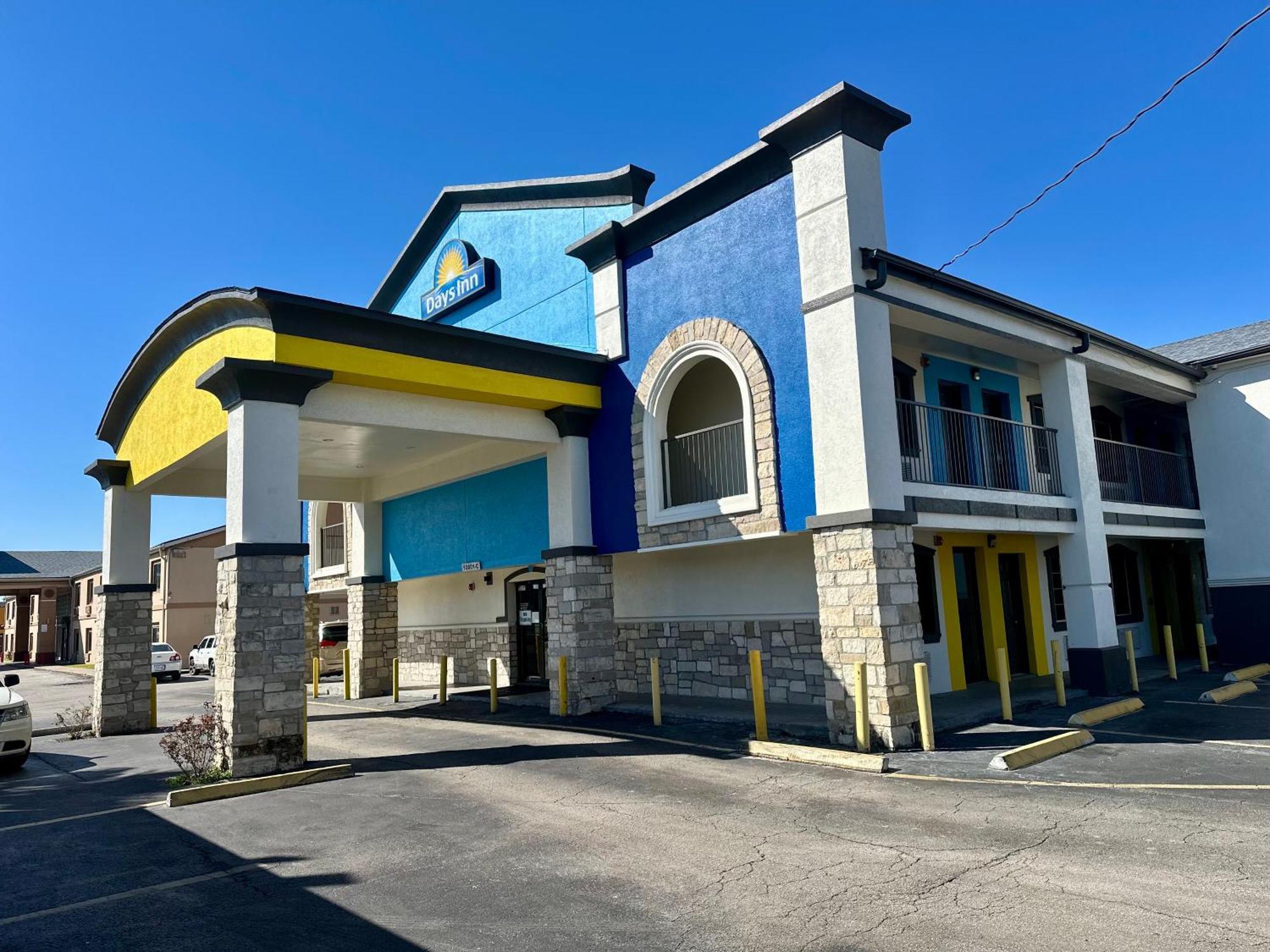 Days Inn By Wyndham Houston East Esterno foto