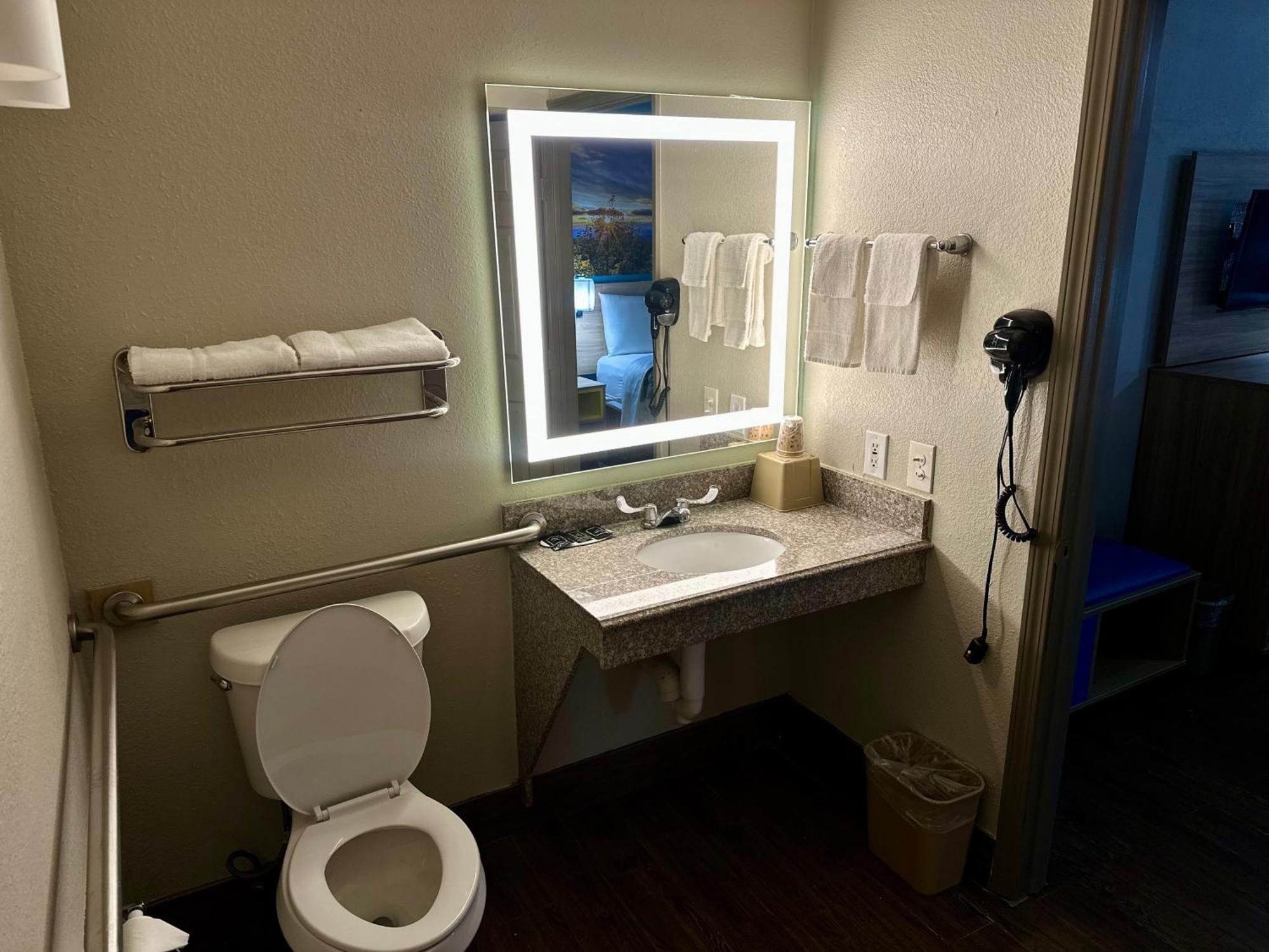 Days Inn By Wyndham Houston East Esterno foto