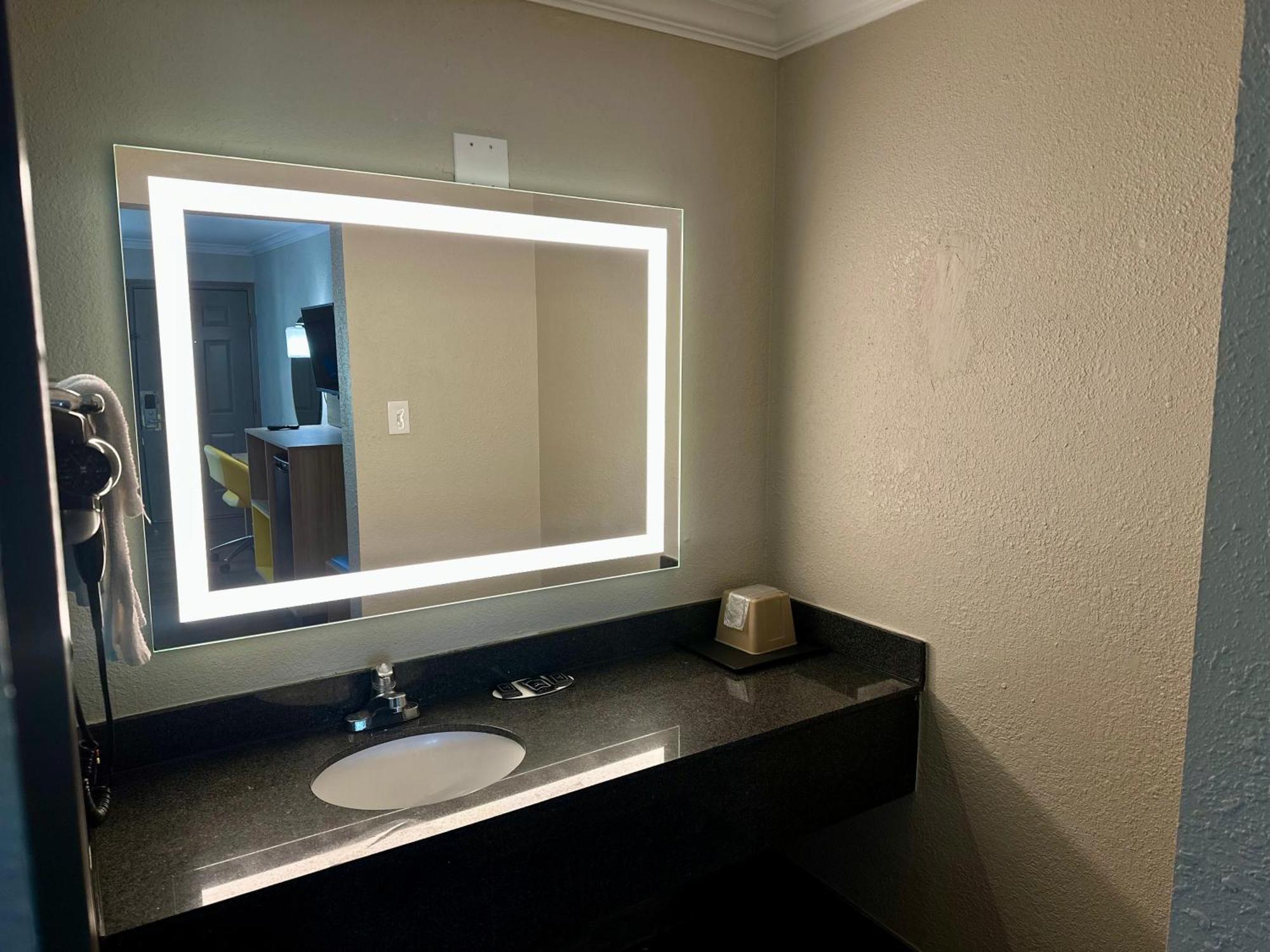 Days Inn By Wyndham Houston East Esterno foto