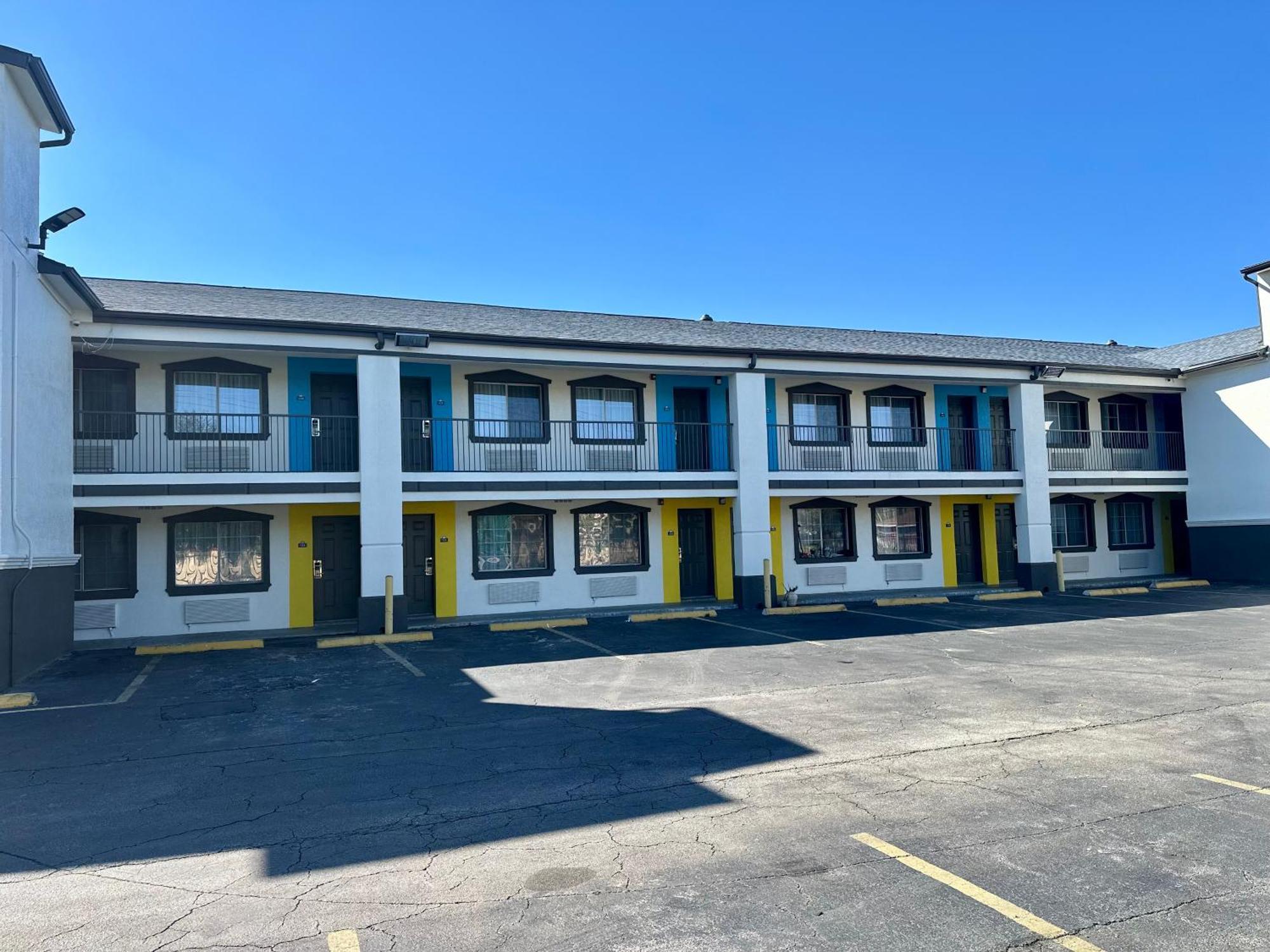 Days Inn By Wyndham Houston East Esterno foto