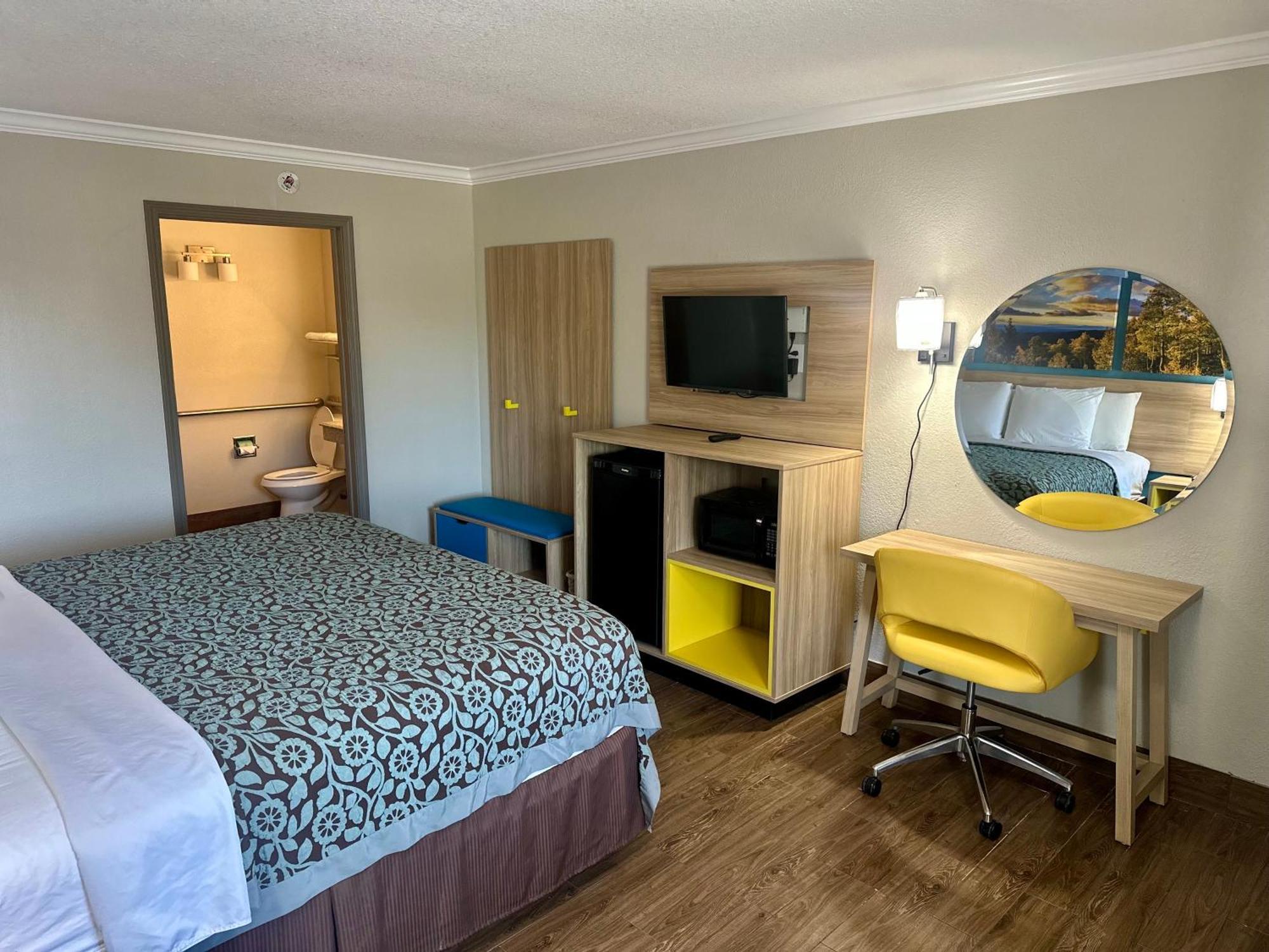 Days Inn By Wyndham Houston East Esterno foto