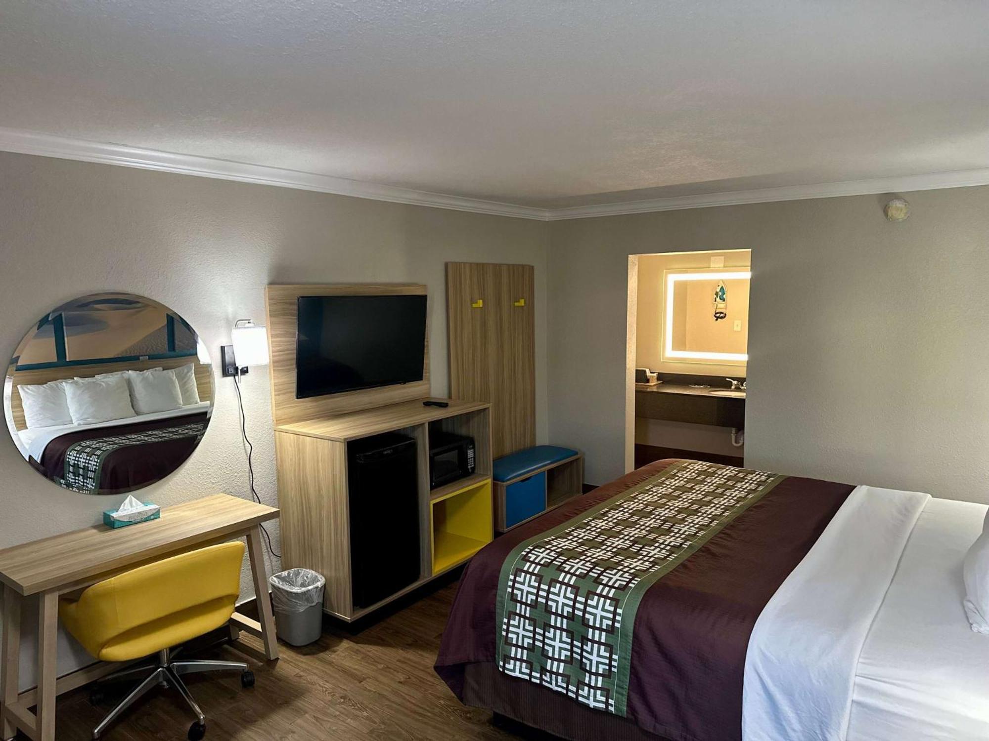 Days Inn By Wyndham Houston East Esterno foto