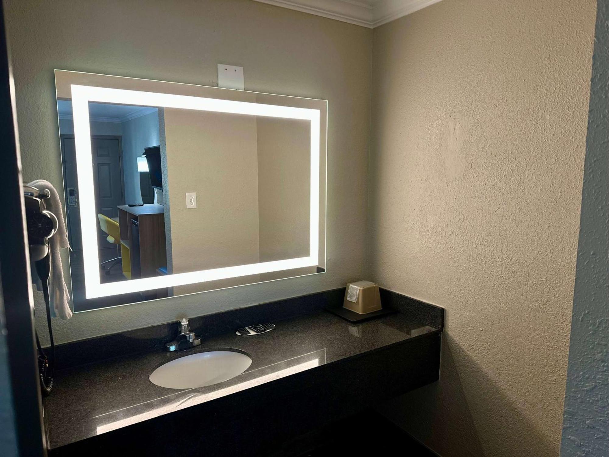Days Inn By Wyndham Houston East Esterno foto