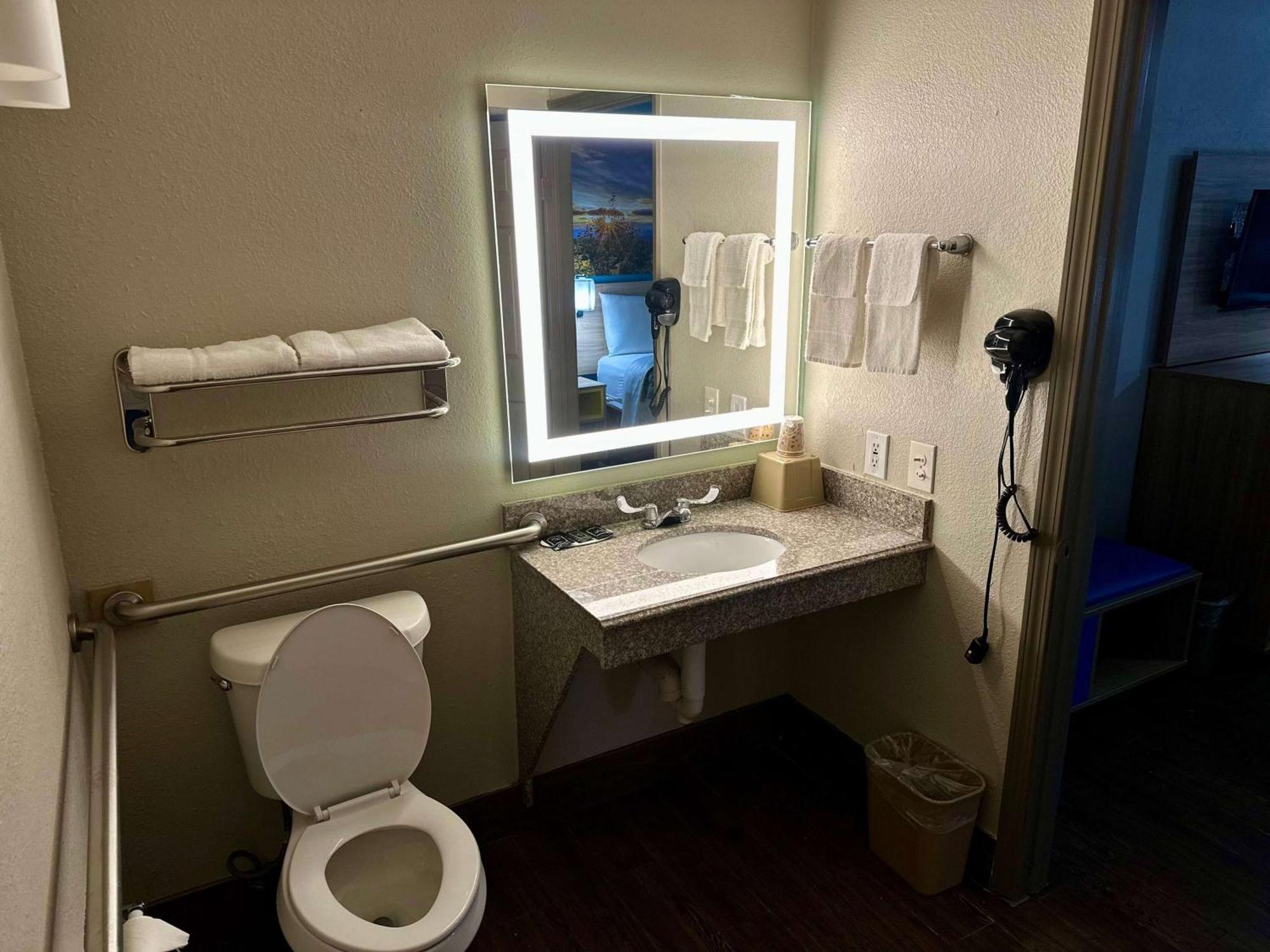 Days Inn By Wyndham Houston East Esterno foto