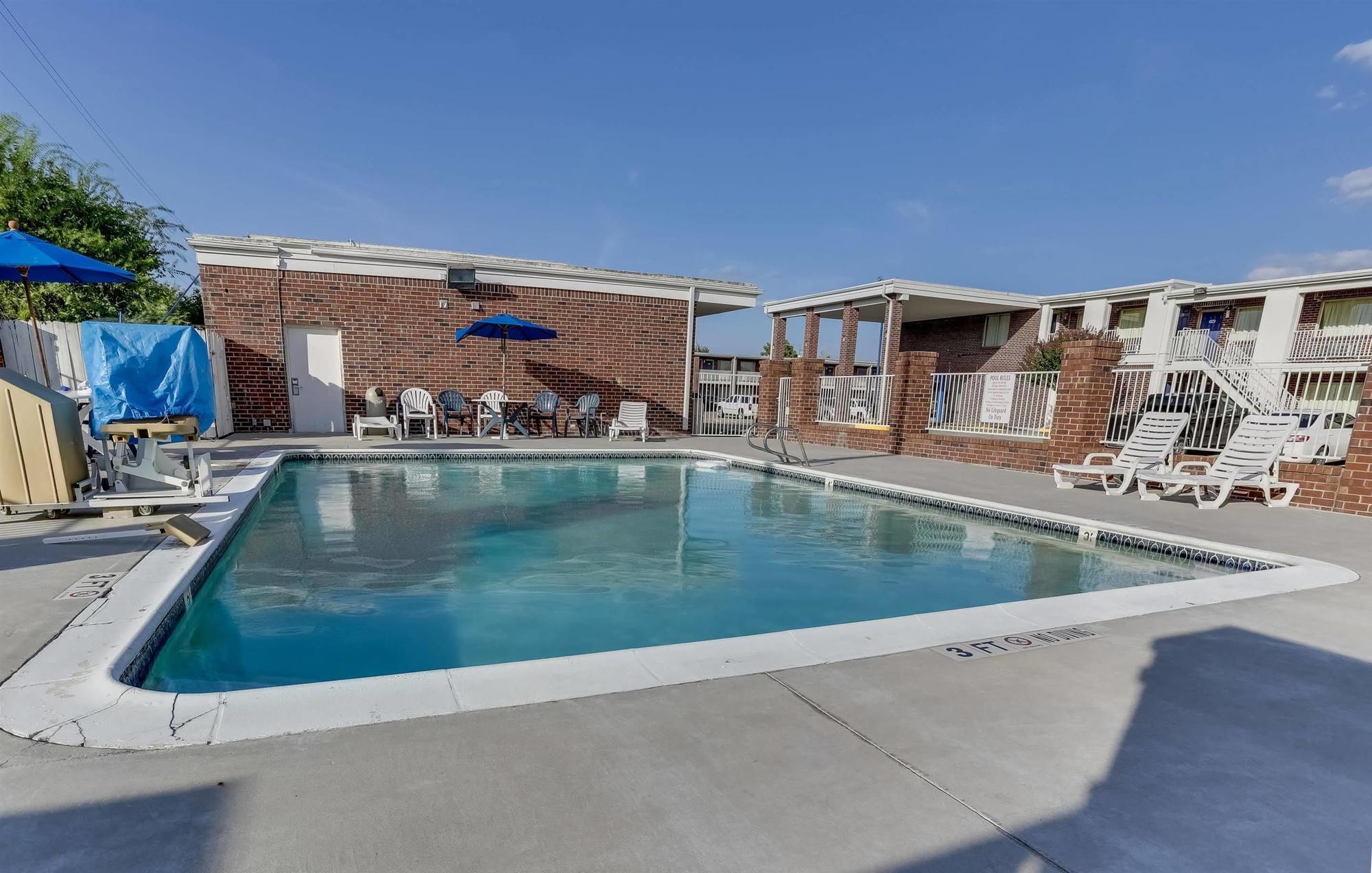 Days Inn By Wyndham Houston East Esterno foto